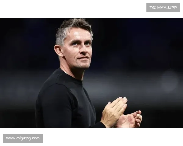 布莱顿主帅点评曼联新风格:强调长传冲击与中锋争抢打造直接进攻体系 布莱顿主帅点评曼联新风格:强调长传冲击与中锋争抢打造直接进攻体系