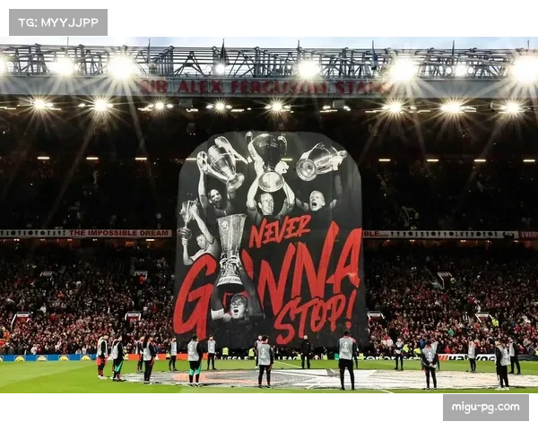 看台球迷高举感谢主帅的巨型TIFO